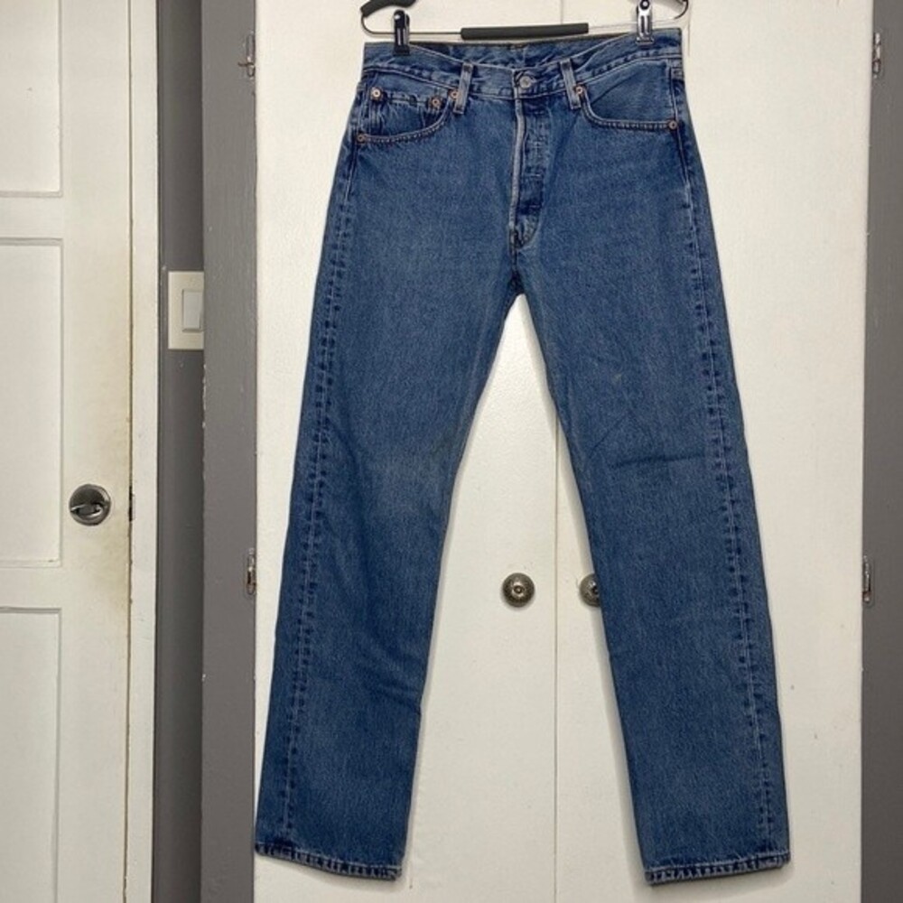 Levi’s 501 32x32 vintage red tab medium wash blue made in Colombia button fly